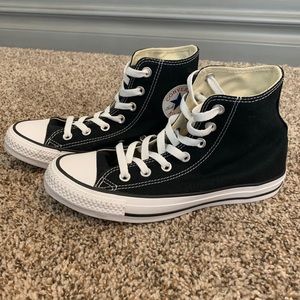 Women’s Size 7 Converse High Top Shoes